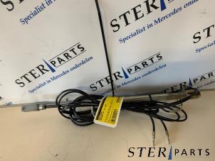 Gebruikte Hefcilinder Mercedes SLK (R170) 2.3 230 K 16V Prijs € 124,50 Margeregeling aangeboden door Sterparts Mercedes specialist