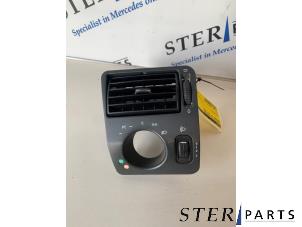 Gebruikte Luchtrooster Dashboard Mercedes SLK (R170) 2.3 230 K 16V Prijs € 14,95 Margeregeling aangeboden door Sterparts Mercedes specialist