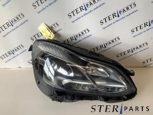 Gebruikte Koplamp rechts Mercedes E (W212) E-220 CDI 16V BlueEfficiency Prijs € 495,00 Margeregeling aangeboden door Sterparts Mercedes specialist