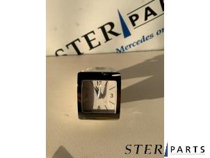 Gebruikte Uurwerk Mercedes E (W212) E-220 CDI 16V BlueEfficiency Prijs € 24,95 Margeregeling aangeboden door Sterparts Mercedes specialist