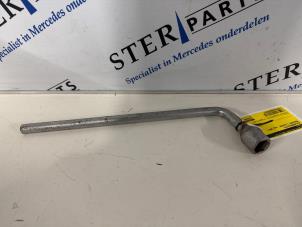 Gebruikte Wielmoersleutel Mercedes C Combi (S203) 2.2 C-200 CDI 16V Prijs € 7,50 Margeregeling aangeboden door Sterparts Mercedes specialist