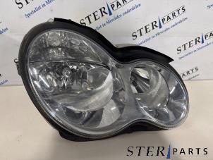Gebruikte Koplamp rechts Mercedes C Combi (S203) 2.2 C-200 CDI 16V Prijs € 74,95 Margeregeling aangeboden door Sterparts Mercedes specialist