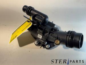 Nieuwe Thermostaat Mercedes A (177.0) 1.3 A-180 Turbo Mild Hybrid Prijs € 96,74 Inclusief btw aangeboden door Sterparts Mercedes specialist