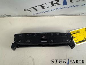 Gebruikte Gevarenlicht Schakelaar Mercedes E Combi (S211) 3.2 E-320 CDI 24V Prijs € 59,50 Margeregeling aangeboden door Sterparts Mercedes specialist