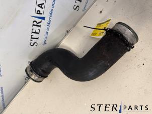 Gebruikte Intercooler Slang Mercedes E Combi (S211) 3.2 E-320 CDI 24V Prijs € 19,95 Margeregeling aangeboden door Sterparts Mercedes specialist