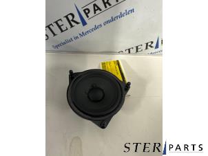 Gebruikte Luidspreker Mercedes C (W205) C-350 e 2.0 16V Prijs € 19,50 Margeregeling aangeboden door Sterparts Mercedes specialist