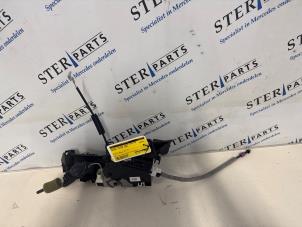 Gebruikte Portierslot Mechaniek 4Deurs links-voor Mercedes C Estate (S204) 1.6 C-180K 16V BlueEfficiency Prijs € 69,50 Margeregeling aangeboden door Sterparts Mercedes specialist
