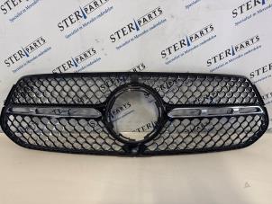 Gebruikte Grille Mercedes GLE (V167) 350 e 2.0 16V 4-Matic Prijs € 124,95 Margeregeling aangeboden door Sterparts Mercedes specialist