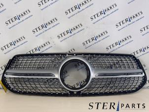 Gebruikte Grille Mercedes GLE (V167) 350 e 2.0 16V 4-Matic Prijs € 149,50 Margeregeling aangeboden door Sterparts Mercedes specialist