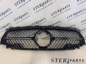 Gebruikte Grille Mercedes CLA (118.3) 1.3 CLA-180 Turbo 16V Mild Hybrid Prijs € 149,50 Margeregeling aangeboden door Sterparts Mercedes specialist