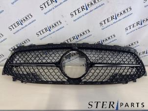 Gebruikte Grille Mercedes CLA (118.3) 1.3 CLA-180 Turbo 16V Mild Hybrid Prijs € 149,50 Margeregeling aangeboden door Sterparts Mercedes specialist