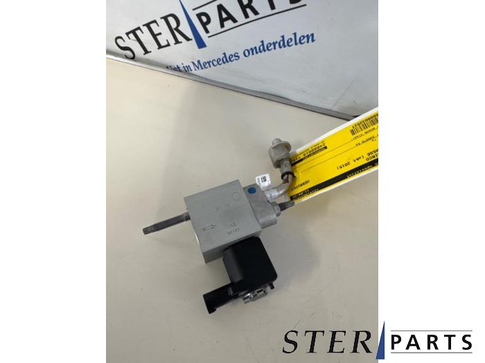 Gebruikte Expansieklep airco Mercedes C (W205) C-350 e 2.0 16V Prijs € 34,95 Margeregeling aangeboden door Sterparts Mercedes specialist