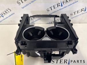 Gebruikte Bekerhouder Mercedes GLE (V167) 350 e 2.0 16V 4-Matic Prijs € 59,50 Margeregeling aangeboden door Sterparts Mercedes specialist