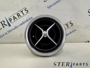 Gebruikte Luchtrooster Dashboard Mercedes GLA (156.9) 1.6 180 16V Prijs € 24,95 Margeregeling aangeboden door Sterparts Mercedes specialist