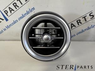 Gebruikte Luchtrooster Dashboard Mercedes C (W205) C-180 1.6 CDI BlueTEC, C-180 d 16V Prijs € 34,95 Margeregeling aangeboden door Sterparts Mercedes specialist