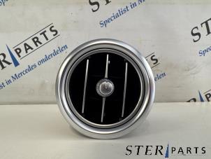 Gebruikte Luchtrooster Dashboard Mercedes V (447.8) 2.0 200d 16V 4-Matic Prijs € 29,95 Margeregeling aangeboden door Sterparts Mercedes specialist