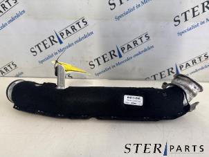 Gebruikte Intercooler Buis Mercedes E (W213) E-300de 2.0 Turbo 16V 4-Matic Prijs € 29,50 Margeregeling aangeboden door Sterparts Mercedes specialist