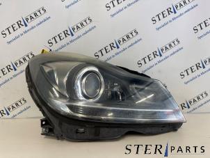 Gebruikte Koplamp rechts Mercedes C Estate (S204) 1.8 C-180 CGI 16V Prijs € 199,50 Margeregeling aangeboden door Sterparts Mercedes specialist