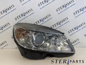 Gebruikte Koplamp rechts Mercedes C Estate (S204) 1.8 C-200 CGI 16V Prijs € 195,00 Margeregeling aangeboden door Sterparts Mercedes specialist