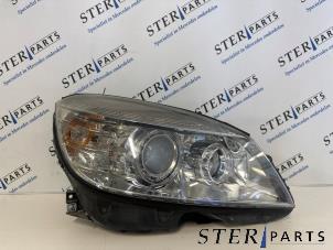 Gebruikte Koplamp rechts Mercedes C Estate (S204) 1.8 C-200 CGI 16V Prijs € 195,00 Margeregeling aangeboden door Sterparts Mercedes specialist