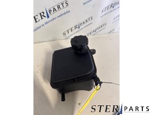 Gebruikte Servo Oliereservoir Mercedes C Estate (S204) 1.8 C-200 CGI 16V Prijs € 19,50 Margeregeling aangeboden door Sterparts Mercedes specialist