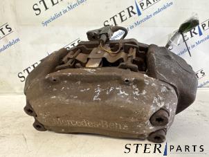 Gebruikte Remklauw (Tang) rechts-voor Mercedes CLS (C219) 350 3.5 V6 18V Prijs € 44,95 Margeregeling aangeboden door Sterparts Mercedes specialist