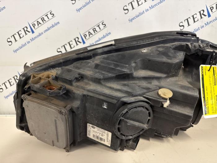 Koplamp rechts van een Mercedes-AMG A-Klasse AMG (W176) 2.0 A-45 AMG Turbo 16V 4-Matic 2013