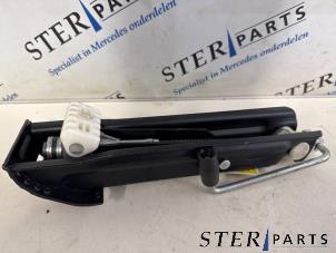 Gebruikte Krik Mercedes CLS (C219) 350 3.5 V6 18V Prijs € 39,50 Margeregeling aangeboden door Sterparts Mercedes specialist