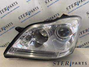 Gebruikte Linker Koplamp Mercedes ML II (164/4JG) 3.0 ML-280 CDI 4-Matic V6 24V Prijs € 195,00 Margeregeling aangeboden door Sterparts Mercedes specialist