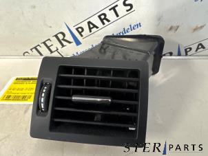 Gebruikte Luchtrooster Dashboard Mercedes B (W245) 2.0 B-200 16V Turbo Prijs € 14,95 Margeregeling aangeboden door Sterparts Mercedes specialist