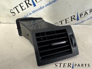 Gebruikte Luchtrooster Dashboard Mercedes B (W245) 2.0 B-200 16V Turbo Prijs € 14,95 Margeregeling aangeboden door Sterparts Mercedes specialist