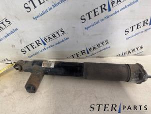 Gebruikte Schokdemper links-achter Mercedes CLS Shooting Brake (X218) 350 CDI BlueEfficiency 3.0 V6 24V Prijs € 174,50 Margeregeling aangeboden door Sterparts Mercedes specialist