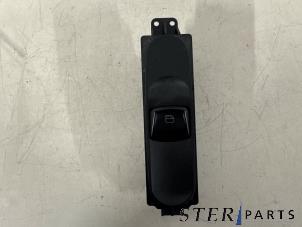 Gebruikte Ruit schakelaar elektrisch Mercedes Vito (639.6) 2.2 111 CDI 16V Prijs € 24,14 Inclusief btw aangeboden door Sterparts Mercedes specialist