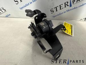 Gebruikte Gaspedaalpositie Sensor Mercedes Sprinter 2t (901/902) 210D Prijs € 124,50 Margeregeling aangeboden door Sterparts Mercedes specialist