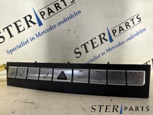 Gebruikte Alarmlicht Schakelaar Mercedes CLS Shooting Brake (X218) 350 CDI BlueEfficiency 3.0 V6 24V Prijs € 89,50 Margeregeling aangeboden door Sterparts Mercedes specialist