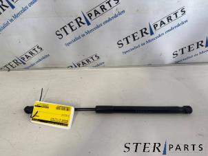 Gebruikte Kofferdekseldemper rechts-achter Mercedes SLK (R172) 2.1 250 CDI, 250d 16V Prijs € 9,95 Margeregeling aangeboden door Sterparts Mercedes specialist