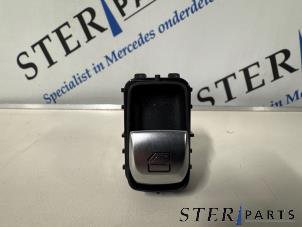 Gebruikte Schakelaar Elektrisch Raam Mercedes E Estate (S213) E-200d 2.0 Turbo 16V Prijs € 20,00 Margeregeling aangeboden door Sterparts Mercedes specialist