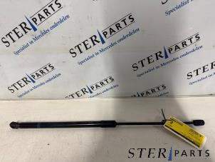 Gebruikte Kofferdekseldemper links-achter Mercedes E Estate (S213) E-200d 2.0 Turbo 16V Prijs € 14,95 Margeregeling aangeboden door Sterparts Mercedes specialist