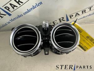 Gebruikte Luchtrooster Dashboard Mercedes E Estate (S213) E-200d 2.0 Turbo 16V Prijs € 29,95 Margeregeling aangeboden door Sterparts Mercedes specialist