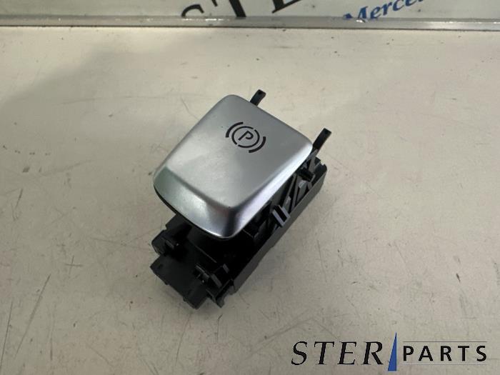 Gebruikte Handrem schakelaar Mercedes E Estate (S213) E-200d 2.0 Turbo 16V Prijs € 14,95 Margeregeling aangeboden door Sterparts Mercedes specialist