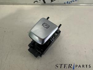 Gebruikte Schakelaar handrem Mercedes E Estate (S213) E-200d 2.0 Turbo 16V Prijs € 14,95 Margeregeling aangeboden door Sterparts Mercedes specialist