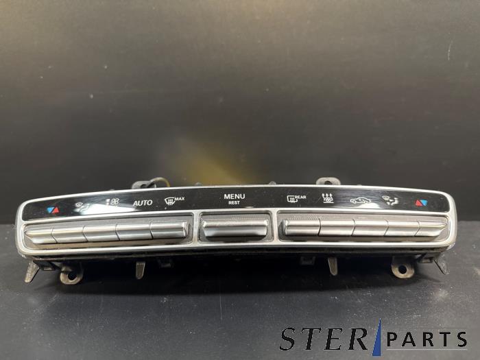 Kachel Bedieningspaneel van een Mercedes-Benz C Estate (S205) C-350 e 2.0 16V 2015