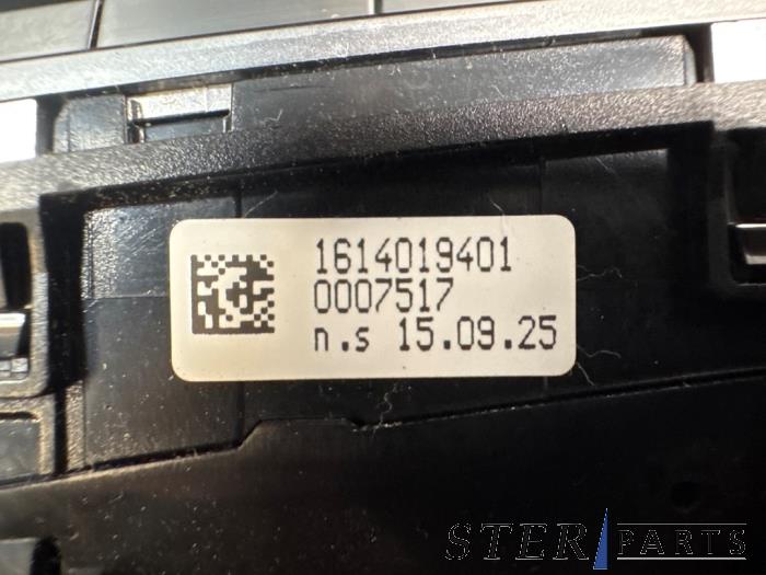 Kachel Bedieningspaneel van een Mercedes-Benz C Estate (S205) C-350 e 2.0 16V 2015