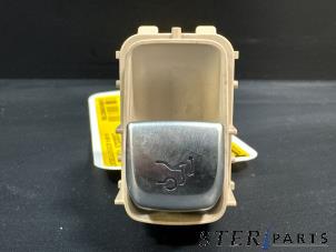 Gebruikte Schakelaar achterklep Mercedes C Estate (S205) C-350 e 2.0 16V Prijs € 12,95 Margeregeling aangeboden door Sterparts Mercedes specialist