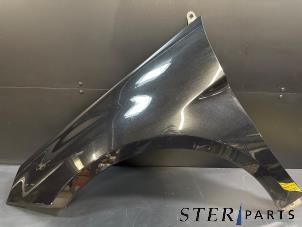 Gebruikte Voorscherm links Mercedes B (W245) 2.0 B-200 16V Turbo Prijs € 74,50 Margeregeling aangeboden door Sterparts Mercedes specialist