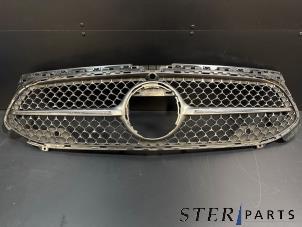 Gebruikte Grille Mercedes A (177.0) 1.3 A-180 Turbo Mild Hybrid Prijs € 195,00 Margeregeling aangeboden door Sterparts Mercedes specialist