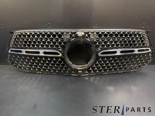 Gebruikte Grille Mercedes GLE (V167) 350 e 2.0 16V 4-Matic Prijs € 124,95 Margeregeling aangeboden door Sterparts Mercedes specialist