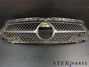 Gebruikte Grille Mercedes A (177.0) 1.3 A-180 Turbo Mild Hybrid Prijs € 195,00 Margeregeling aangeboden door Sterparts Mercedes specialist