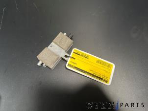 Gebruikte Antenne Versterker Mercedes SLK (R171) 1.8 200 K 16V Prijs € 49,50 Margeregeling aangeboden door Sterparts Mercedes specialist