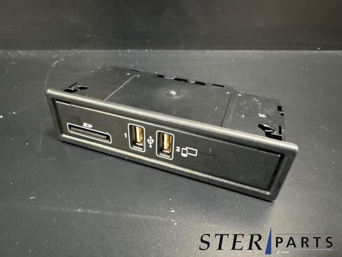 Gebruikte Multimedia aansluiting Mercedes C (W205) C-200 2.0 CGI 16V Prijs € 34,95 Margeregeling aangeboden door Sterparts Mercedes specialist